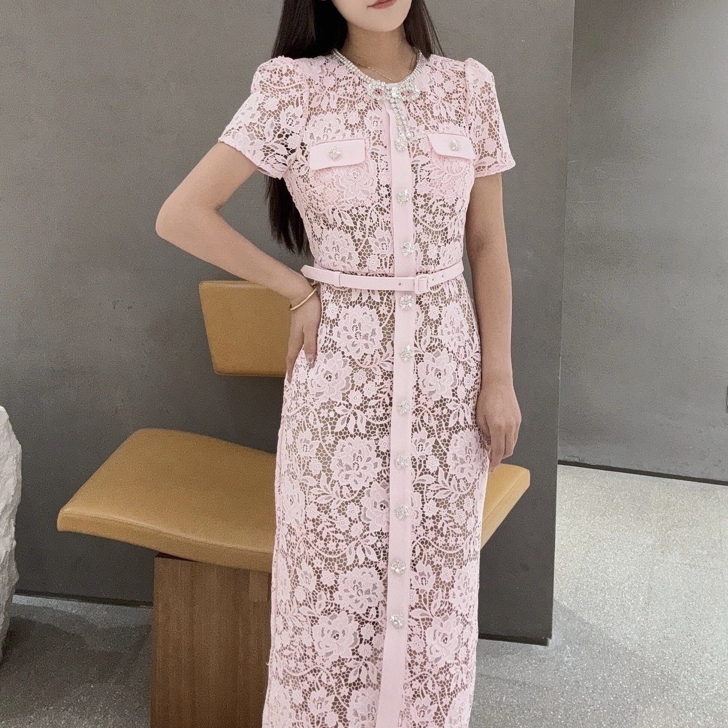 Pudra Pembe Ajurlu Çiçek Dantel Detaylı Broşlu Elbise