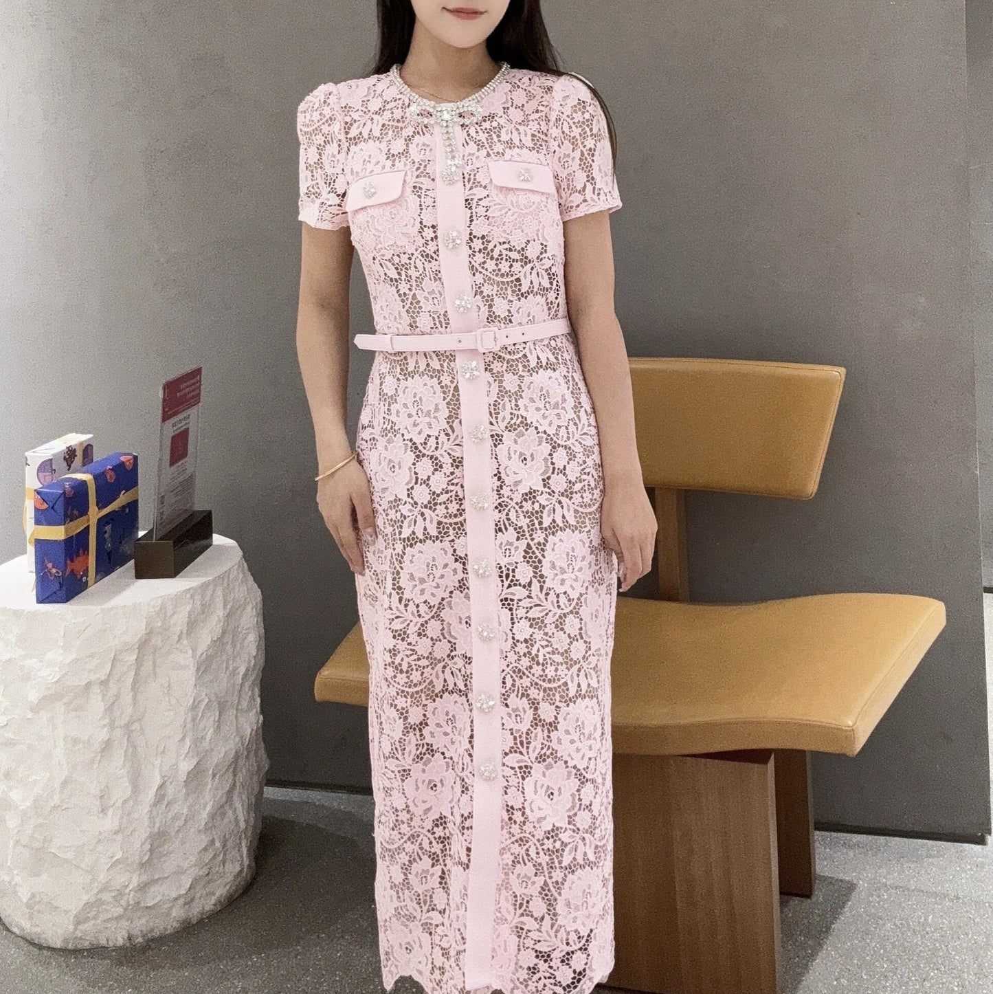 Pudra Pembe Ajurlu Çiçek Dantel Detaylı Broşlu Elbise